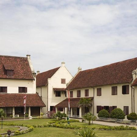 Hotel Sutomo Makassar Extérieur photo