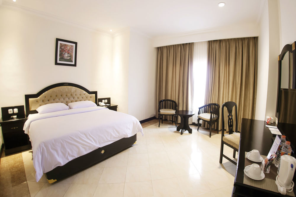 Hotel Sutomo Makassar Extérieur photo
